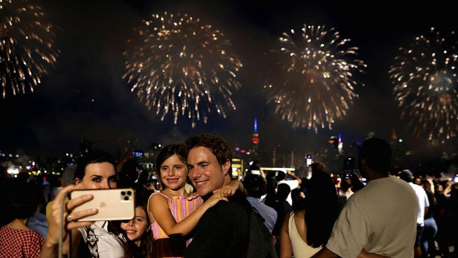 Pesta Kembang Api Semarakkan Hari Kemerdekaan AS Amerika Serikat merayakan hari kemerdekaan yang jatuh pada 4 Juli 2023. Perayaan hari kemerdekaan itu disemarakkan dengan pesta kembang api.