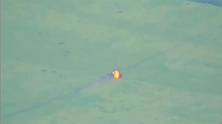Rekaman drone menunjukkan kendaraan lapis baja yang terbakar di lokasi yang tidak dikenal setelah Kementerian Pertahanan di Moskow mengatakan bahwa pasukan Rusia telah menggagalkan serangan besar Ukraina di wilayah Donetsk Ukraina selatan. (via REUTERS/RUSSIAN DEFENCE MINISTRY)