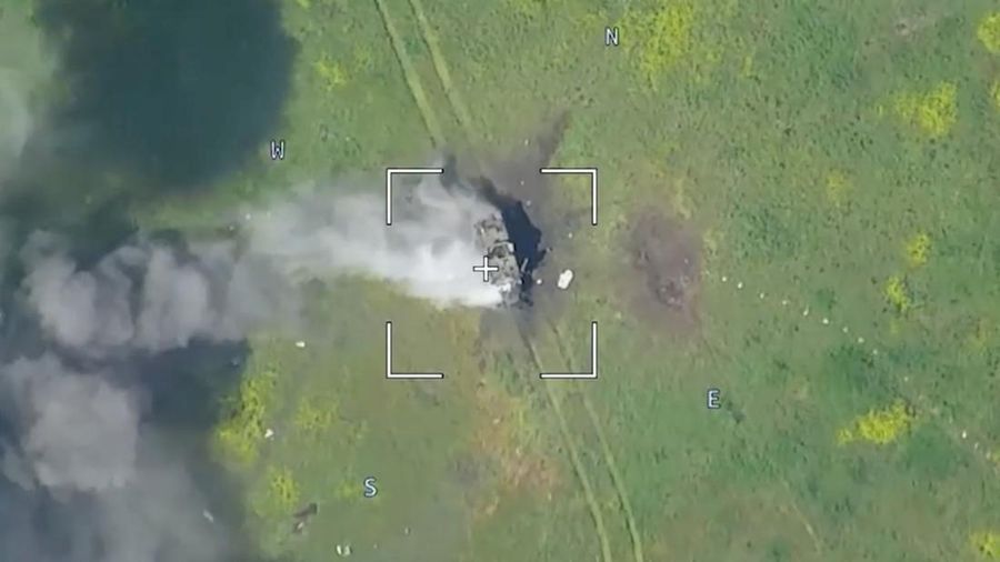 Rekaman drone menunjukkan kendaraan lapis baja yang terbakar di lokasi yang tidak dikenal setelah Kementerian Pertahanan di Moskow mengatakan bahwa pasukan Rusia telah menggagalkan serangan besar Ukraina di wilayah Donetsk Ukraina selatan. (via REUTERS/RUSSIAN DEFENCE MINISTRY)