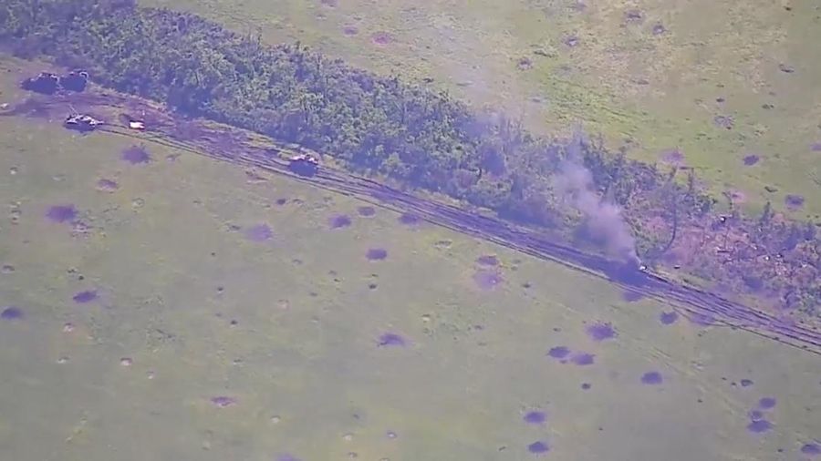 Rekaman drone menunjukkan kendaraan lapis baja yang terbakar di lokasi yang tidak dikenal setelah Kementerian Pertahanan di Moskow mengatakan bahwa pasukan Rusia telah menggagalkan serangan besar Ukraina di wilayah Donetsk Ukraina selatan. (via REUTERS/RUSSIAN DEFENCE MINISTRY)