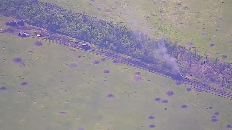 Rekaman drone menunjukkan kendaraan lapis baja yang terbakar di lokasi yang tidak dikenal setelah Kementerian Pertahanan di Moskow mengatakan bahwa pasukan Rusia telah menggagalkan serangan besar Ukraina di wilayah Donetsk Ukraina selatan. (via REUTERS/RUSSIAN DEFENCE MINISTRY)