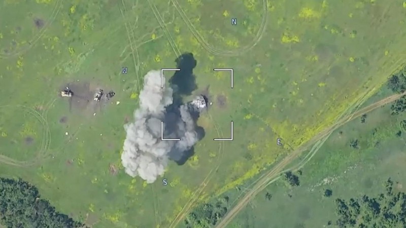 Rekaman drone menunjukkan kendaraan lapis baja yang terbakar di lokasi yang tidak dikenal setelah Kementerian Pertahanan di Moskow mengatakan bahwa pasukan Rusia telah menggagalkan serangan besar Ukraina di wilayah Donetsk Ukraina selatan. (via REUTERS/RUSSIAN DEFENCE MINISTRY)