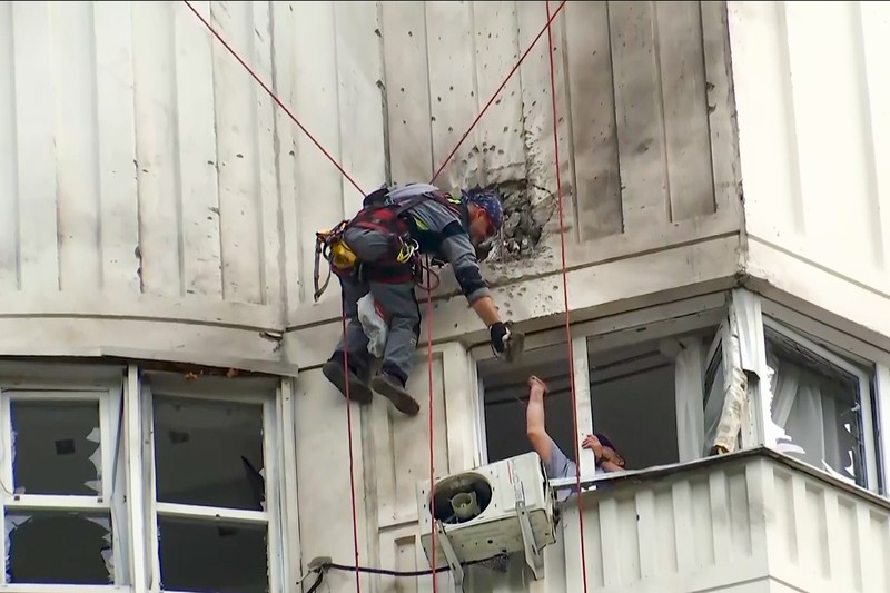 Rekaman drone menunjukkan kendaraan lapis baja yang terbakar di lokasi yang tidak dikenal setelah Kementerian Pertahanan di Moskow mengatakan bahwa pasukan Rusia telah menggagalkan serangan besar Ukraina di wilayah Donetsk Ukraina selatan. (via REUTERS/RUSSIAN DEFENCE MINISTRY)