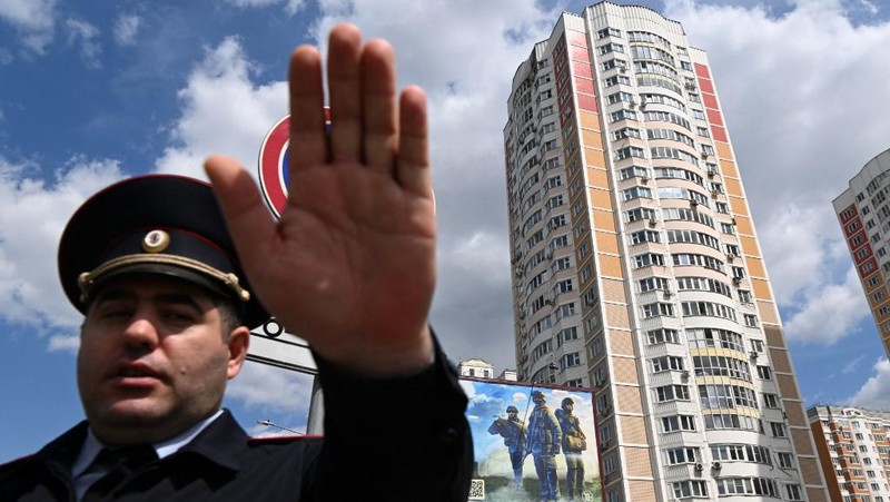 Rekaman drone menunjukkan kendaraan lapis baja yang terbakar di lokasi yang tidak dikenal setelah Kementerian Pertahanan di Moskow mengatakan bahwa pasukan Rusia telah menggagalkan serangan besar Ukraina di wilayah Donetsk Ukraina selatan. (via REUTERS/RUSSIAN DEFENCE MINISTRY)