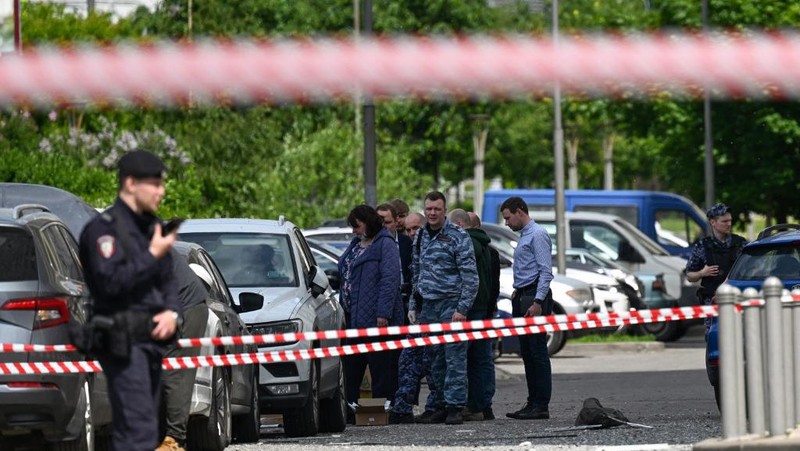 Rekaman drone menunjukkan kendaraan lapis baja yang terbakar di lokasi yang tidak dikenal setelah Kementerian Pertahanan di Moskow mengatakan bahwa pasukan Rusia telah menggagalkan serangan besar Ukraina di wilayah Donetsk Ukraina selatan. (via REUTERS/RUSSIAN DEFENCE MINISTRY)