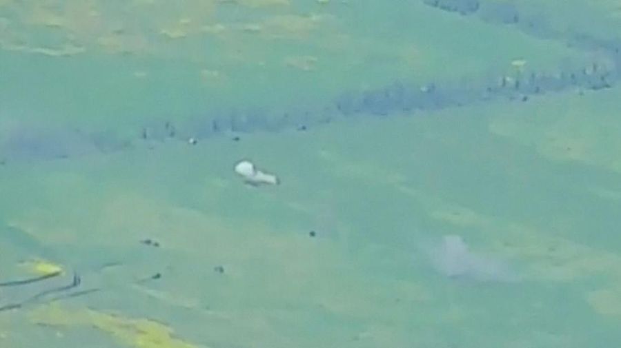 Rekaman drone menunjukkan kendaraan lapis baja yang terbakar di lokasi yang tidak dikenal setelah Kementerian Pertahanan di Moskow mengatakan bahwa pasukan Rusia telah menggagalkan serangan besar Ukraina di wilayah Donetsk Ukraina selatan. (via REUTERS/RUSSIAN DEFENCE MINISTRY)