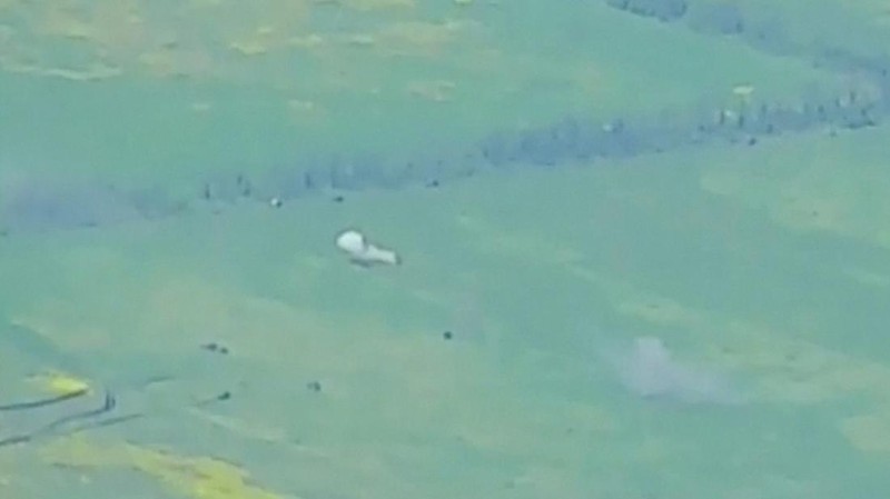 Rekaman drone menunjukkan kendaraan lapis baja yang terbakar di lokasi yang tidak dikenal setelah Kementerian Pertahanan di Moskow mengatakan bahwa pasukan Rusia telah menggagalkan serangan besar Ukraina di wilayah Donetsk Ukraina selatan. (via REUTERS/RUSSIAN DEFENCE MINISTRY)