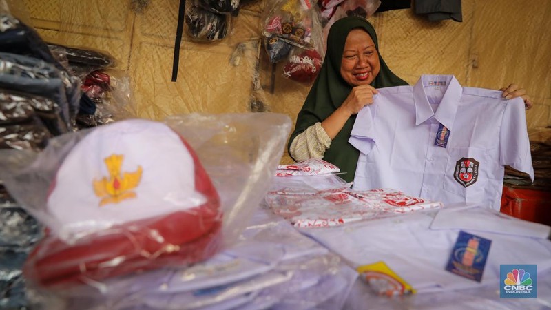 Sejumlah pembeli mencoba seragam dan atribut sekolah di kawasan Jatinegara, Jakarta Timur, Rabu (5/7/2023). (CNBC Indonesia/Faisal Rahman)