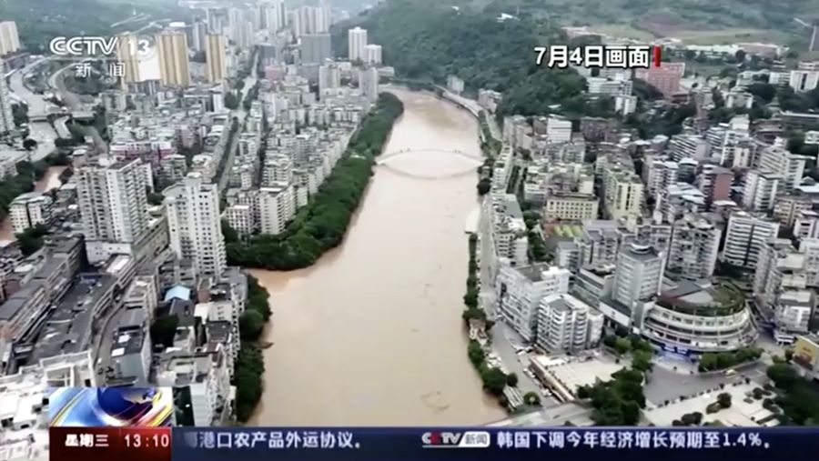 Setidaknya 15 orang tewas dalam beberapa hari terakhir dan empat orang hilang setelah banjir parah yang disebabkan oleh hujan lebat melanda kotamadya Chongqing, China, lapor kantor berita Xinhua pada Rabu (5 Juli), mengutip pihak berwenang. (Tangkapan Layar Reuters/CCTV)