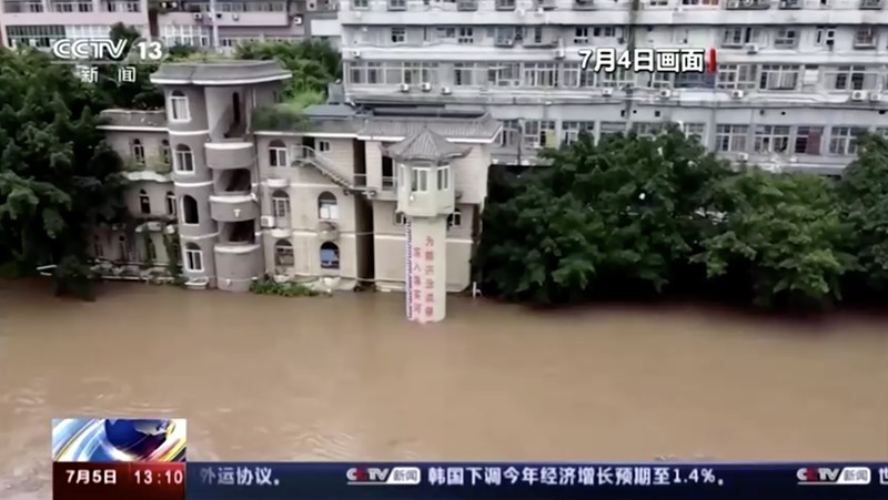Banjir akibat hujan lebat landa Perfektur Fukuoka, Jepang, Senin (10/7/2023). Kyodo vis REUTERS Banjir akibat hujan lebat landa Perfektur Fukuoka, Jepang, Senin (10/7/2023). Kyodo vis REUTERS