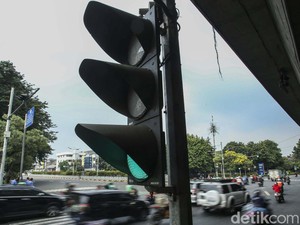 Jakarta Punya Lampu Merah Pintar: Ada Damkar-Ambulans, Lampu Hijau Lebih Lama