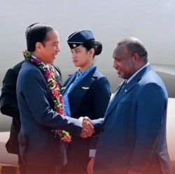 Momen Jokowi Disambut PM Papua Nugini di Port Moresby