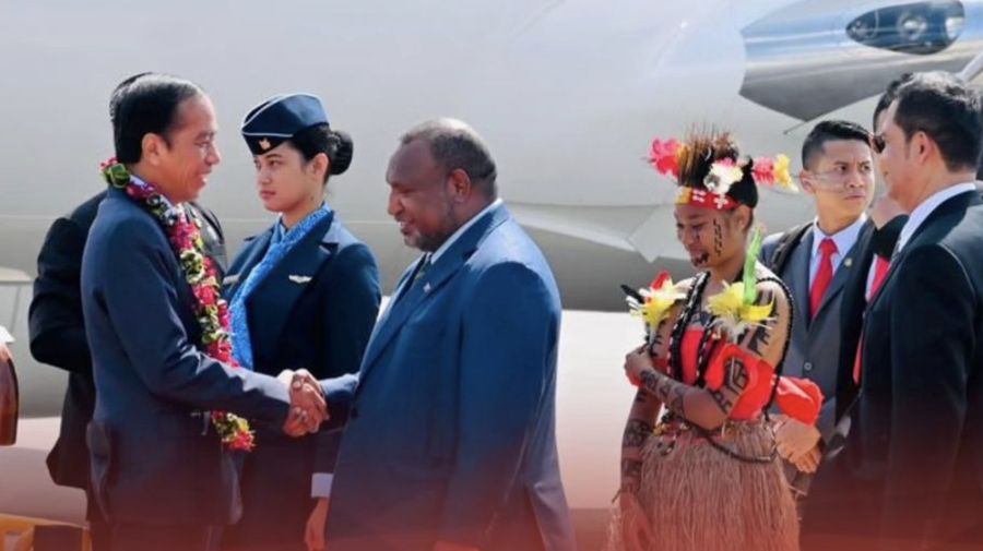 Usai lawatan ke Australia, Presiden Joko Widodo beserta rombongan tiba di Bandara International Jacksons, Port Moresby, Papua Nugini, pada Rabu, 5 Juli 2023 sekitar pukul 11.00 waktu setempat dengan Pesawat Kepresidenan Indonesia-1. (Tangkapan layar Intagram @sekretariat.kabinet)