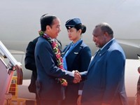 Momen Jokowi Disambut PM Papua Nugini di Port Moresby