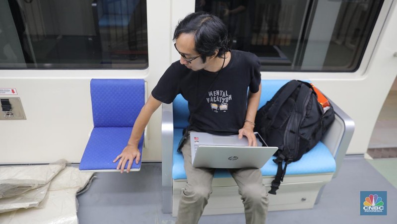 Suasana LRT (Jabodebek) Dukuh Atas, Jakarta, Kamis (6/7/2023). (CNBC Indonesia/Faisal Rahman)