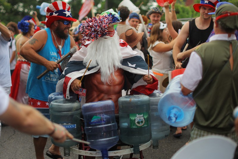 Masyarakat Amerika Serikat (AS) merayakan parade Fourth of July dengan membawa bendera di Westmont, Suburb of Johnstown, Selasa (4/7/2023). (REUTERS/BRIAN SNYDER) Masyarakat Amerika Serikat (AS) merayakan parade Fourth of July dengan membawa bendera di Westmont, Suburb of Johnstown, Selasa (4/7/2023). (REUTERS/BRIAN SNYDER)