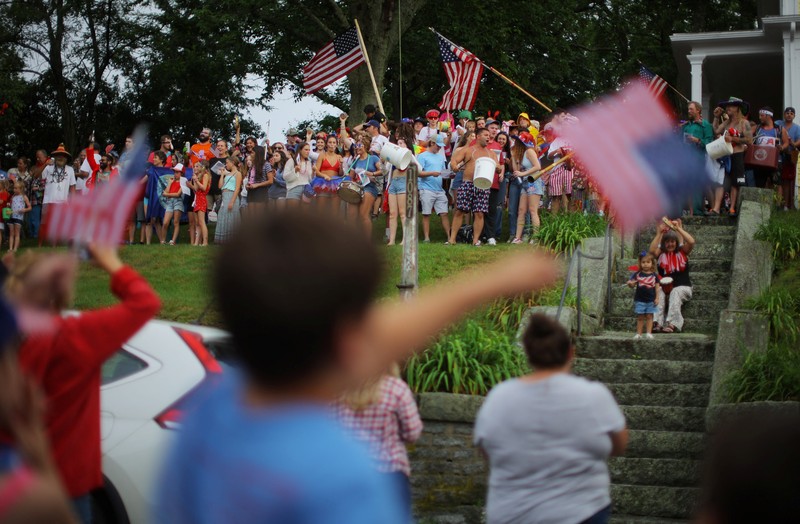 Masyarakat Amerika Serikat (AS) merayakan parade Fourth of July dengan membawa bendera di Westmont, Suburb of Johnstown, Selasa (4/7/2023). (REUTERS/BRIAN SNYDER)