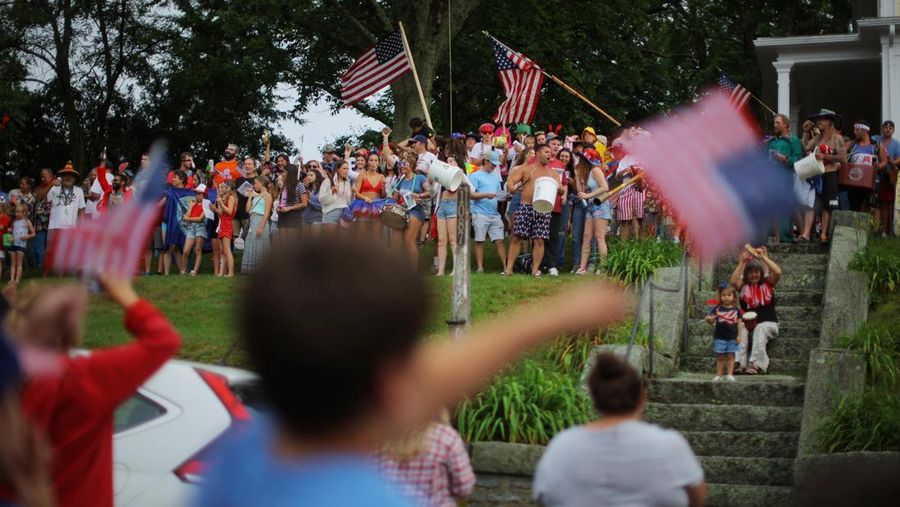 Masyarakat Amerika Serikat (AS) merayakan parade Fourth of July dengan membawa bendera di Westmont, Suburb of Johnstown, Selasa (4/7/2023). (REUTERS/BRIAN SNYDER)