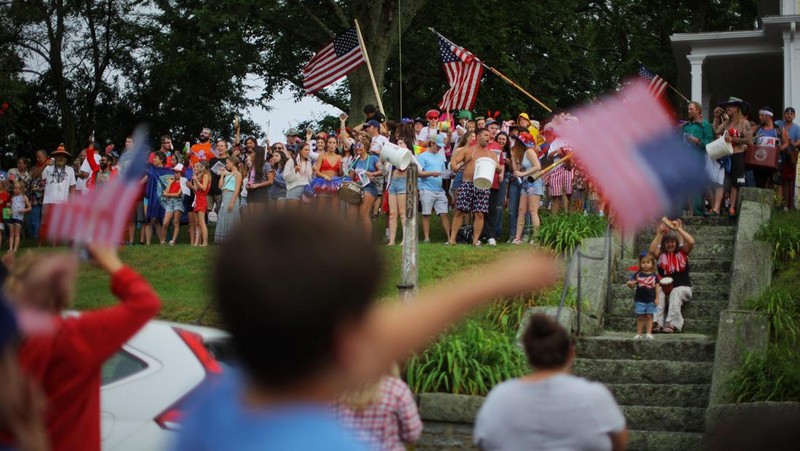 Masyarakat Amerika Serikat (AS) merayakan parade Fourth of July dengan membawa bendera di Westmont, Suburb of Johnstown, Selasa (4/7/2023). (REUTERS/BRIAN SNYDER)