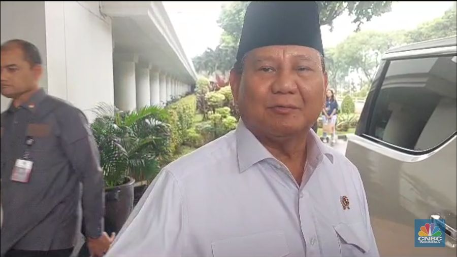 Menteri Pertahanan Prabowo Subianto terpantau menyambangi Kementerian Sekretariat Negara (Kemensetneg), Jumat (6/7/2023). (CNBC Indonesia/Emir Yanwardhana)