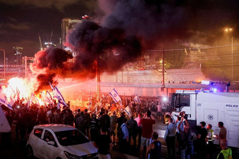 Orang-orang mengambil bagian dalam demonstrasi setelah kepala polisi Tel Aviv berhenti dengan alasan campur tangan pemerintah terhadap pengunjuk rasa anti-pemerintah di Tel Aviv, Israel, 6 Juli 2023. Orang-orang mengambil bagian dalam demonstrasi setelah kepala polisi Tel Aviv berhenti dengan alasan campur tangan pemerintah terhadap pengunjuk rasa anti-pemerintah di Tel Aviv, Israel, 6 Juli 2023. (REUTERS/Nir Elias)