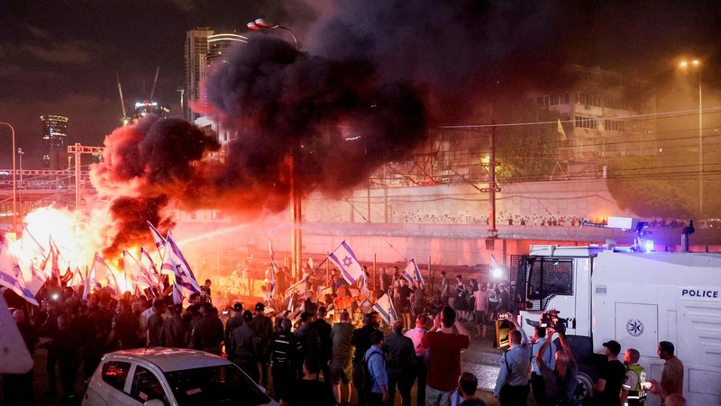 Orang-orang mengambil bagian dalam demonstrasi setelah kepala polisi Tel Aviv berhenti dengan alasan campur tangan pemerintah terhadap pengunjuk rasa anti-pemerintah di Tel Aviv, Israel, 6 Juli 2023. (REUTERS/Nir Elias)