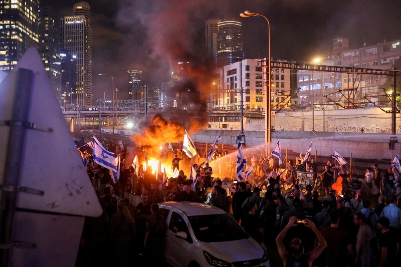 Orang-orang mengambil bagian dalam demonstrasi setelah kepala polisi Tel Aviv berhenti dengan alasan campur tangan pemerintah terhadap pengunjuk rasa anti-pemerintah di Tel Aviv, Israel, 6 Juli 2023. Orang-orang mengambil bagian dalam demonstrasi setelah kepala polisi Tel Aviv berhenti dengan alasan campur tangan pemerintah terhadap pengunjuk rasa anti-pemerintah di Tel Aviv, Israel, 6 Juli 2023. (REUTERS/Nir Elias)