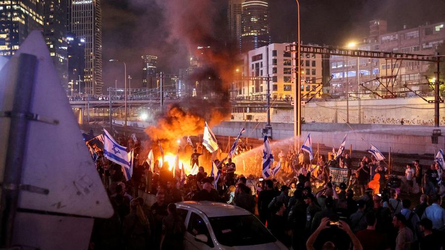 Orang-orang mengambil bagian dalam demonstrasi setelah kepala polisi Tel Aviv berhenti dengan alasan campur tangan pemerintah terhadap pengunjuk rasa anti-pemerintah di Tel Aviv, Israel, 6 Juli 2023. (REUTERS/Nir Elias)
