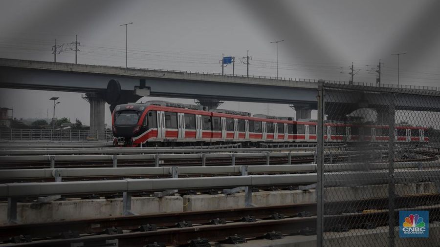 Pekerja memeriksa rangkaian gerbong (trainset) LRT Jabodebek yang terparkir di Depo LRT Jatimulya, Bekasi, Jawa Barat, Kamis (6/7/2023). (վ/Faisal Rahman)