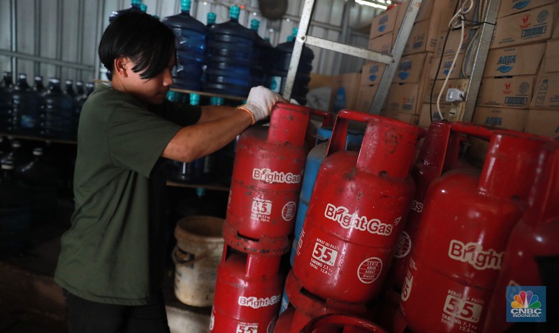 Pekerja menata gas LPG non subsidi di ruko kawasan pisangan, Ciputat, Tangerang Selatan, Kamis, (6/7/2023). PT Pertamina (Persero) resmi melakukan penyesuaian harga Liquefied Petroleum Gas (LPG) non subsidi tabung 5,5 kilo gram (kg) dan 12 kg pada 26 Juni 2023 lalu. (CNBC Indonesia/Muhammad Sabki)