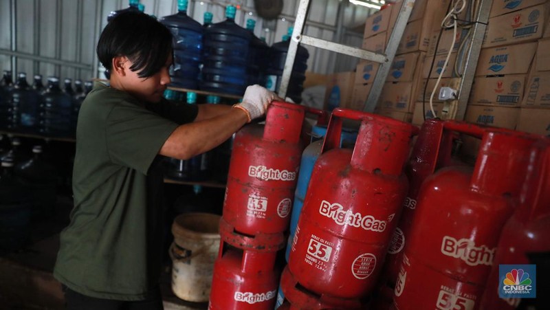 Pekerja menata gas LPG non subsidi di ruko kawasan pisangan, Ciputat, Tangerang Selatan, Kamis, (6/7/2023). PT Pertamina (Persero) resmi melakukan penyesuaian harga Liquefied Petroleum Gas (LPG) non subsidi tabung 5,5 kilo gram (kg) dan 12 kg pada 26 Juni 2023 lalu. (CNBC Indonesia/Muhammad Sabki)