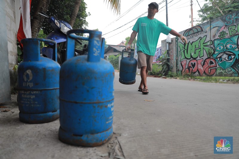 Pekerja menata gas LPG non subsidi di ruko kawasan pisangan, Ciputat, Tangerang Selatan, Kamis, (6/7/2023). PT Pertamina (Persero) resmi melakukan penyesuaian harga Liquefied Petroleum Gas (LPG) non subsidi tabung 5,5 kilo gram (kg) dan 12 kg pada 26 Juni 2023 lalu. (CNBC Indonesia/Muhammad Sabki)