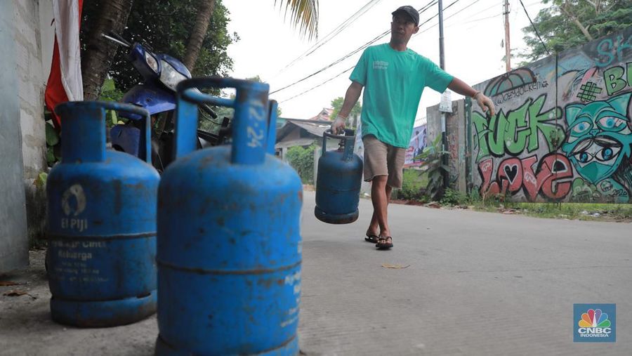 Pekerja menata gas LPG non subsidi di ruko kawasan pisangan, Ciputat, Tangerang Selatan, Kamis, (6/7/2023). PT Pertamina (Persero) resmi melakukan penyesuaian harga Liquefied Petroleum Gas (LPG) non subsidi tabung 5,5 kilo gram (kg) dan 12 kg pada 26 Juni 2023 lalu. (CNBC Indonesia/Muhammad Sabki)