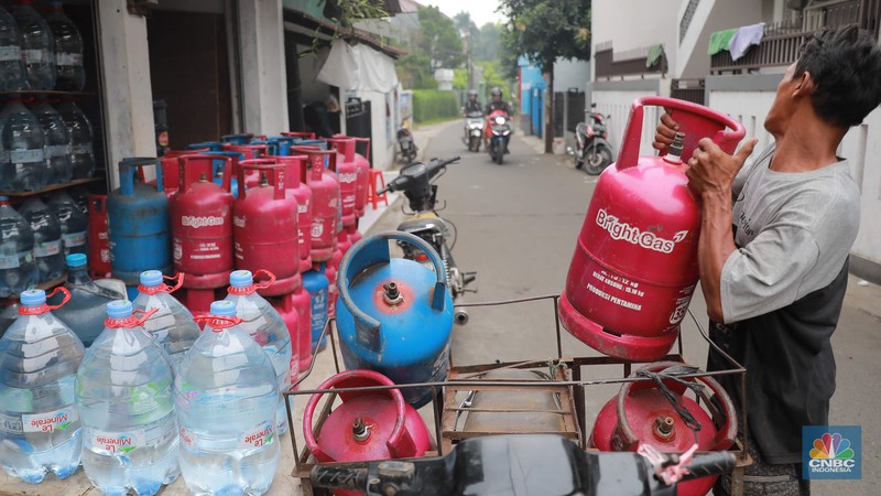 Pekerja menata gas LPG non subsidi di ruko kawasan pisangan, Ciputat, Tangerang Selatan, Kamis, (6/7/2023). PT Pertamina (Persero) resmi melakukan penyesuaian harga Liquefied Petroleum Gas (LPG) non subsidi tabung 5,5 kilo gram (kg) dan 12 kg pada 26 Juni 2023 lalu. (CNBC Indonesia/Muhammad Sabki)