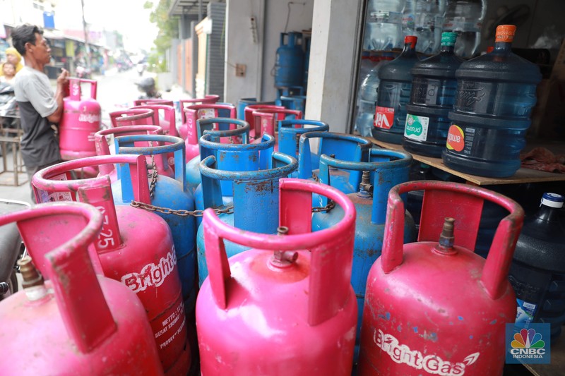 Pekerja menata gas LPG non subsidi di ruko kawasan pisangan, Ciputat, Tangerang Selatan, Kamis, (6/7/2023). PT Pertamina (Persero) resmi melakukan penyesuaian harga Liquefied Petroleum Gas (LPG) non subsidi tabung 5,5 kilo gram (kg) dan 12 kg pada 26 Juni 2023 lalu. (CNBC Indonesia/Muhammad Sabki)