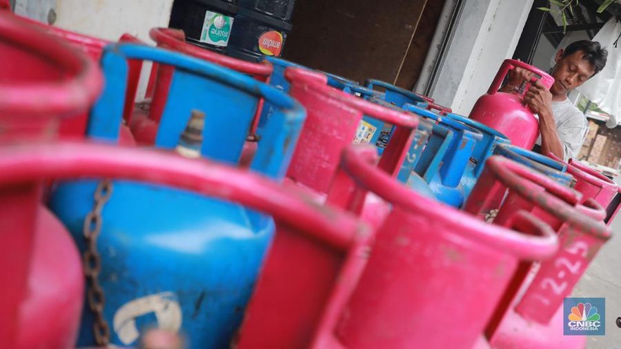 Pekerja menata gas LPG non subsidi di ruko kawasan pisangan, Ciputat, Tangerang Selatan, Kamis, (6/7/2023). PT Pertamina (Persero) resmi melakukan penyesuaian harga Liquefied Petroleum Gas (LPG) non subsidi tabung 5,5 kilo gram (kg) dan 12 kg pada 26 Juni 2023 lalu. (CNBC Indonesia/Muhammad Sabki)