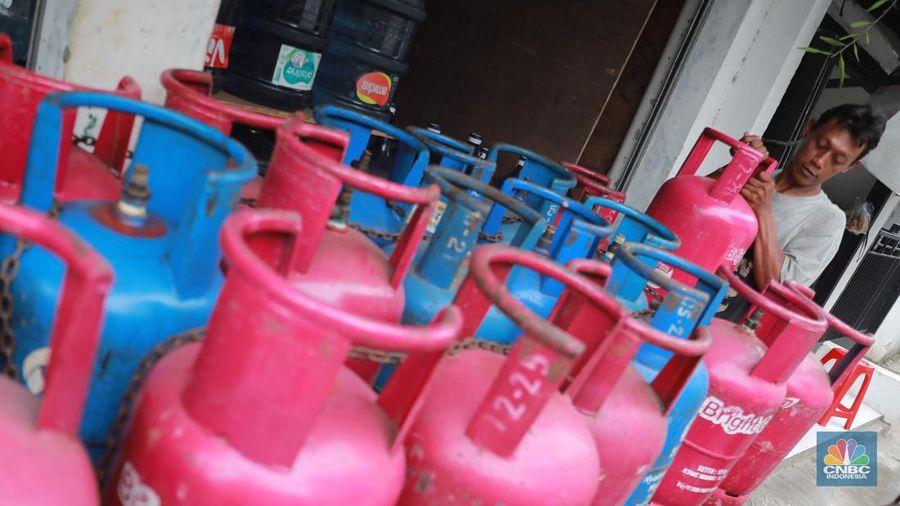 Pekerja menata gas LPG non subsidi di ruko kawasan pisangan, Ciputat, Tangerang Selatan, Kamis, (6/7/2023). PT Pertamina (Persero) resmi melakukan penyesuaian harga Liquefied Petroleum Gas (LPG) non subsidi tabung 5,5 kilo gram (kg) dan 12 kg pada 26 Juni 2023 lalu. (²©²ÊÍøÕ¾/Muhammad Sabki)