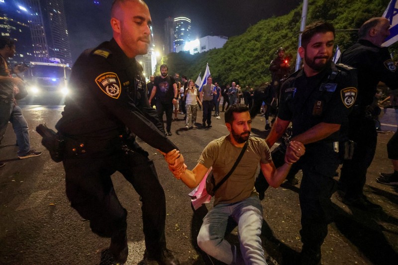 Orang-orang mengambil bagian dalam demonstrasi setelah kepala polisi Tel Aviv berhenti dengan alasan campur tangan pemerintah terhadap pengunjuk rasa anti-pemerintah di Tel Aviv, Israel, 6 Juli 2023. Orang-orang mengambil bagian dalam demonstrasi setelah kepala polisi Tel Aviv berhenti dengan alasan campur tangan pemerintah terhadap pengunjuk rasa anti-pemerintah di Tel Aviv, Israel, 6 Juli 2023. (REUTERS/Nir Elias)