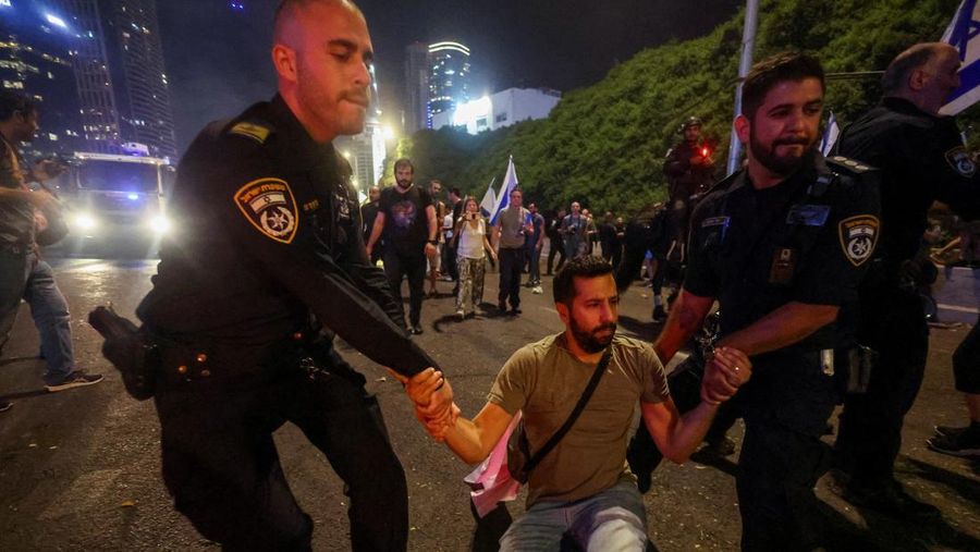 Orang-orang mengambil bagian dalam demonstrasi setelah kepala polisi Tel Aviv berhenti dengan alasan campur tangan pemerintah terhadap pengunjuk rasa anti-pemerintah di Tel Aviv, Israel, 6 Juli 2023. (REUTERS/Nir Elias)