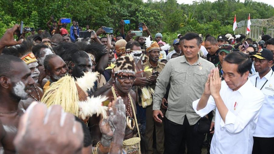 Presiden Joko Widodo di Kampung Ewer, Kabupaten Asmat, Papua Selatan, Kamis, (6/7/2023). (Dok. Kris - Biro Pers Sekretariat Presiden)