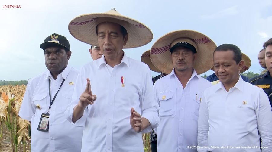 Presiden Jokowi memberikan keterangan Pers Saat Tinjau Food Estate, Keerom, (6/7/2023). (Tangkapan Layar Youtube Sekretariat Presiden)