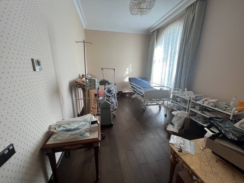 Gambar buram dikatakan menggambarkan kepala yang terpenggal. Ini dilaporkan sebagai salah satu foto berbingkai di rumah besar Prigozhin.(Tangkapan layar twitter @JuliaDavisNews)