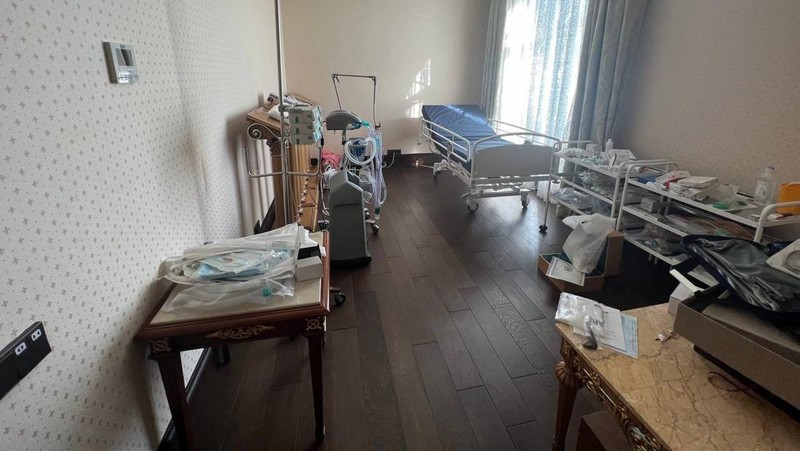 Gambar buram dikatakan menggambarkan kepala yang terpenggal. Ini dilaporkan sebagai salah satu foto berbingkai di rumah besar Prigozhin.(Tangkapan layar twitter @JuliaDavisNews)