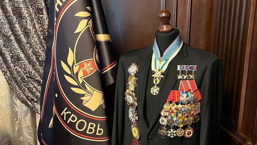 Gambar buram dikatakan menggambarkan kepala yang terpenggal. Ini dilaporkan sebagai salah satu foto berbingkai di rumah besar Prigozhin.(Tangkapan layar twitter @JuliaDavisNews)