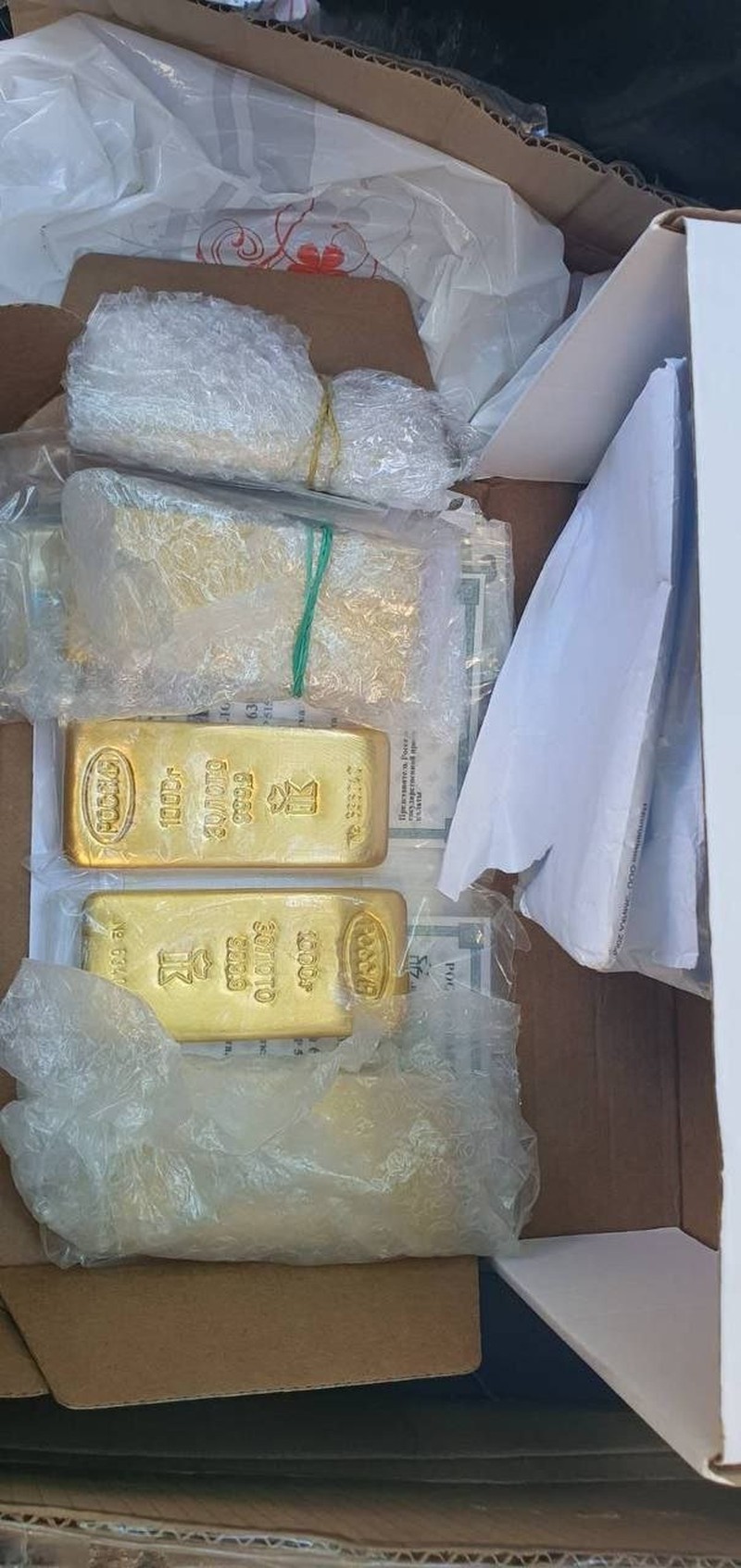 Gambar buram dikatakan menggambarkan kepala yang terpenggal. Ini dilaporkan sebagai salah satu foto berbingkai di rumah besar Prigozhin.(Tangkapan layar twitter @JuliaDavisNews)