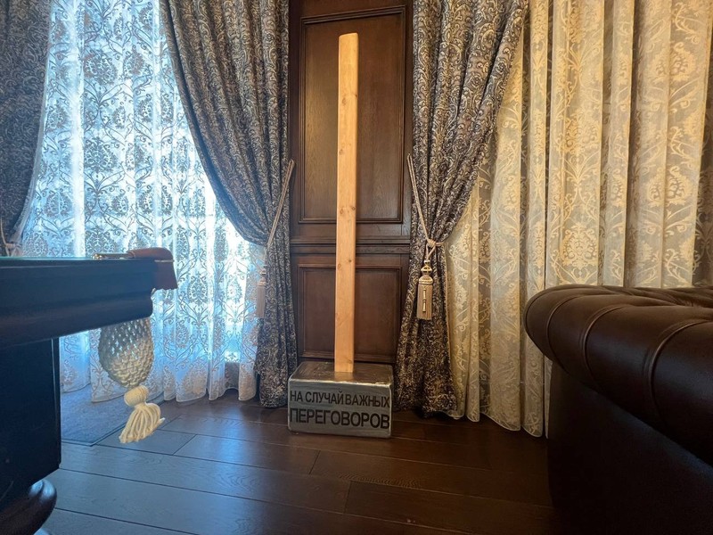 Gambar buram dikatakan menggambarkan kepala yang terpenggal. Ini dilaporkan sebagai salah satu foto berbingkai di rumah besar Prigozhin.(Tangkapan layar twitter @JuliaDavisNews)