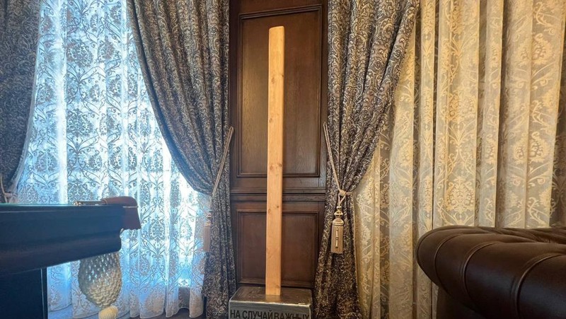 Gambar buram dikatakan menggambarkan kepala yang terpenggal. Ini dilaporkan sebagai salah satu foto berbingkai di rumah besar Prigozhin.(Tangkapan layar twitter @JuliaDavisNews)