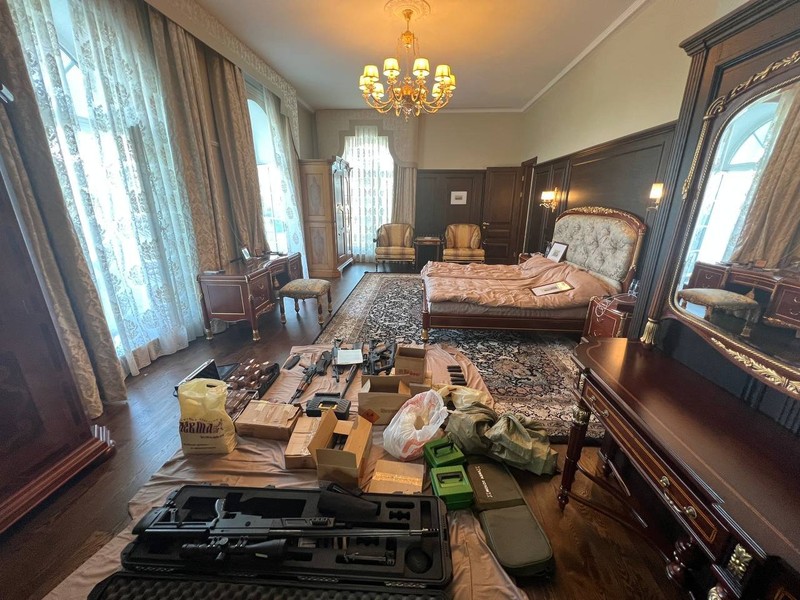 Gambar buram dikatakan menggambarkan kepala yang terpenggal. Ini dilaporkan sebagai salah satu foto berbingkai di rumah besar Prigozhin.(Tangkapan layar twitter @JuliaDavisNews)