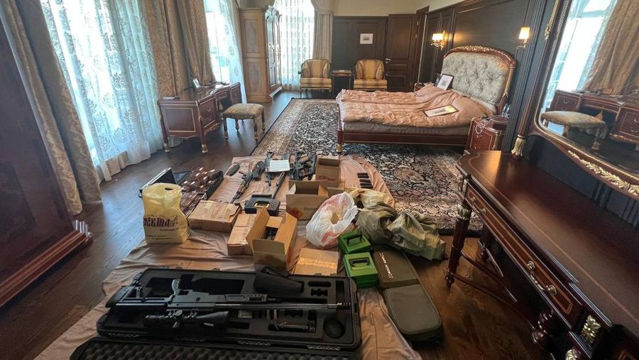 Gambar buram dikatakan menggambarkan kepala yang terpenggal. Ini dilaporkan sebagai salah satu foto berbingkai di rumah besar Prigozhin.(Tangkapan layar twitter @JuliaDavisNews)