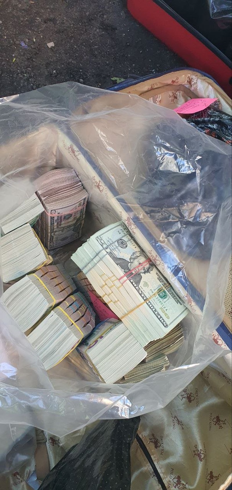 Gambar buram dikatakan menggambarkan kepala yang terpenggal. Ini dilaporkan sebagai salah satu foto berbingkai di rumah besar Prigozhin.(Tangkapan layar twitter @JuliaDavisNews) Gambar buram dikatakan menggambarkan kepala yang terpenggal. Ini dilaporkan sebagai salah satu foto berbingkai di rumah besar Prigozhin.(Tangkapan layar twitter @JuliaDavisNews)